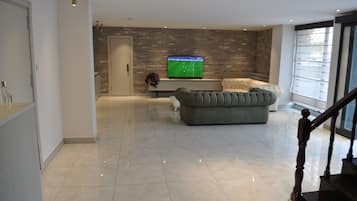82-cm LCD TV with satellite channels, TV, heated floors