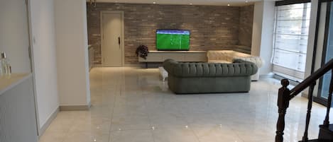 82-cm LCD TV with satellite channels, TV, heated floors