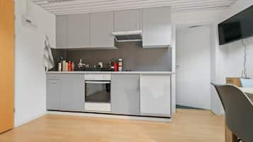 Fridge, oven, stovetop, coffee/tea maker