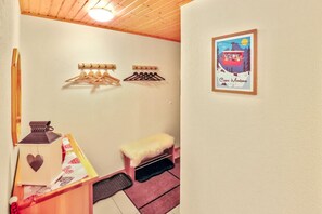 A room with wooden ceiling, a framed picture of a mountain, a small bench, and a cat tree. - Superb apartment with free covered parking (Lens)