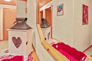 A room with a bed, a heart-shaped cabinet, and a red bench. - Excellent apartment with free covered parking (Lens)