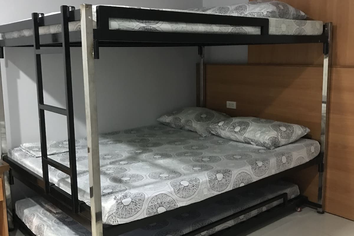Desk, WiFi, bed sheets