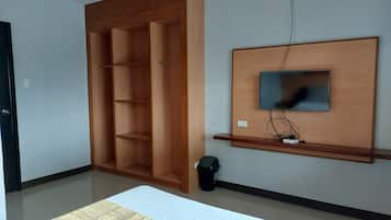 Desk, WiFi, bed sheets
