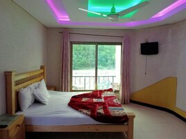 Deluxe Room | Iron/ironing board