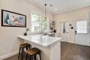 Kylskåp, mikrovågsugn, spishäll och diskmaskin