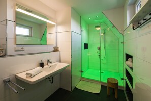 Een douche, een haardroger, handdoeken, zeep