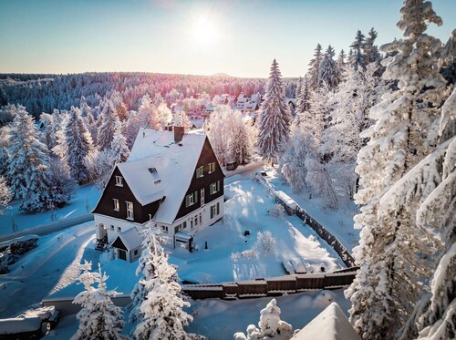 Spacious apartment with fireplace in an idyllic location on the edge of the forest