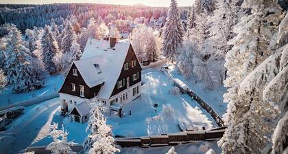 Spacious apartment with fireplace in an idyllic location on the edge of the forest