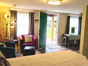 Desk, iron/ironing board, travel cot, free WiFi - CABIN 02- Remodeled Cozy Rustic-Luxury w/ Kitchen (Glenwood Springs)