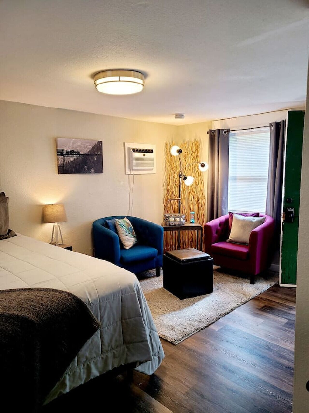 Escritorio, tabla de planchar con plancha, cuna de viaje y wifi gratis 