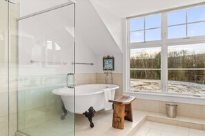 Baignoire, séchoir à cheveux, serviettes fournies