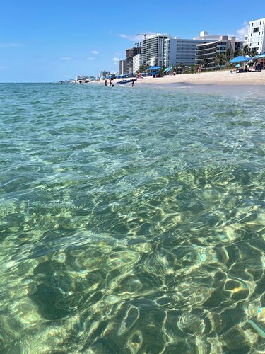 🌺 Chez Jasmin: Guest Fave ✦ Retro Retreat ✦ Private Hot Tub ✦ Minutes to Beach!