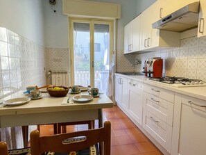 Kühlschrank, Mikrowelle, Ofen, Geschirrspüler