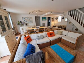 Tv, eldstad, dvd-spelare och böcker