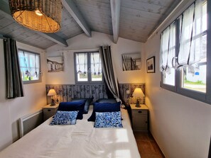 4 habitaciones, tabla de planchar con plancha y cuna de viaje 