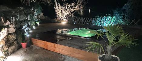 Outdoor spa tub