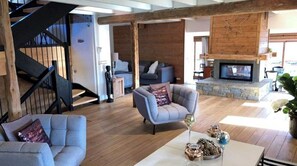 TV connectée, cheminée, jeux vidéo, lecteur de DVD