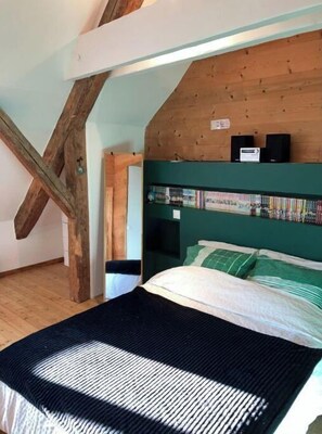 5 quartos, ferros/tábuas de passar roupa, berço de viagem