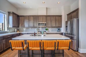 Kühlschrank, Wasserkocher mit Kaffee-/Teezubehör