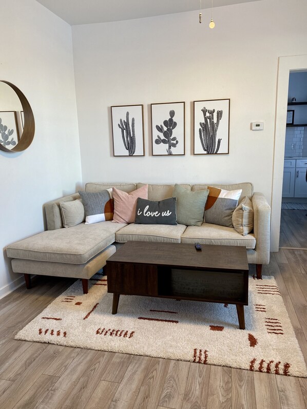 Una Smart TV, una pantalla de ordenador, una impresora