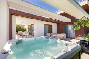 Outdoor dining - Villa GROFICA luxury and romance, heated pool, jacuzzi, tavern and near to sea (Pula)