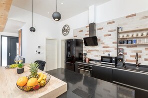 Kühlschrank, Mikrowelle, Ofen, Herdplatte
