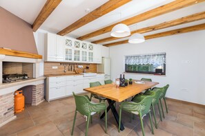 Fridge, microwave, oven, stovetop - Villa GROFICA luxury and romance, heated pool, jacuzzi, tavern and near to sea (Pula)