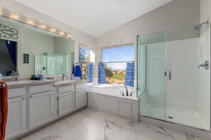 Douche, séchoir à cheveux, serviettes fournies, papier de toilette