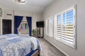 4 bedrooms, desk, iron/ironing board, free WiFi - Gorgeous home - Sunset views! 1 King, 3 Queens. Close to 202 for easy access. (Mesa)