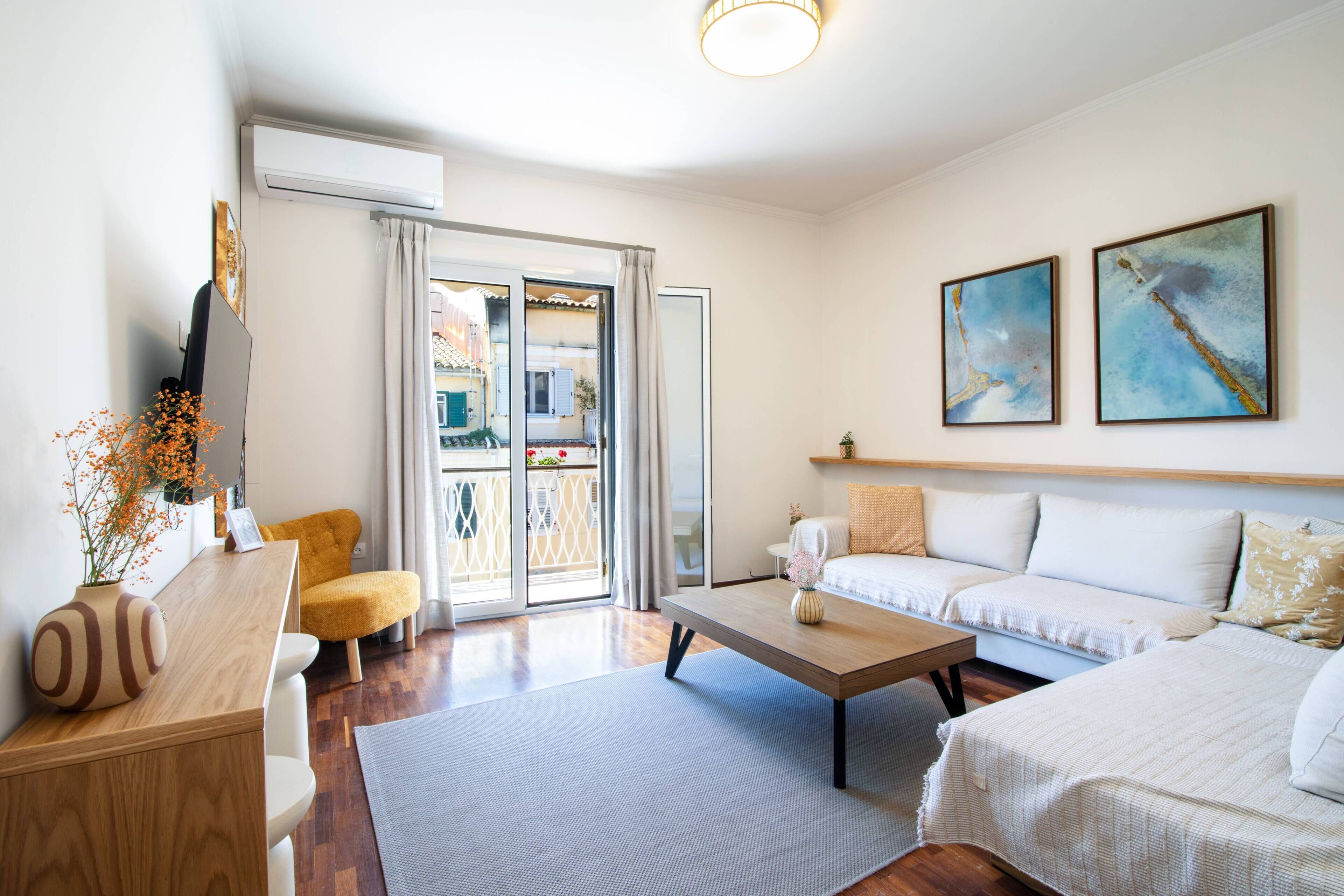 Deluxe-Apartment | Wohnbereich | 32-Zoll-Smart-TV mit Satellitenempfang, Fernseher