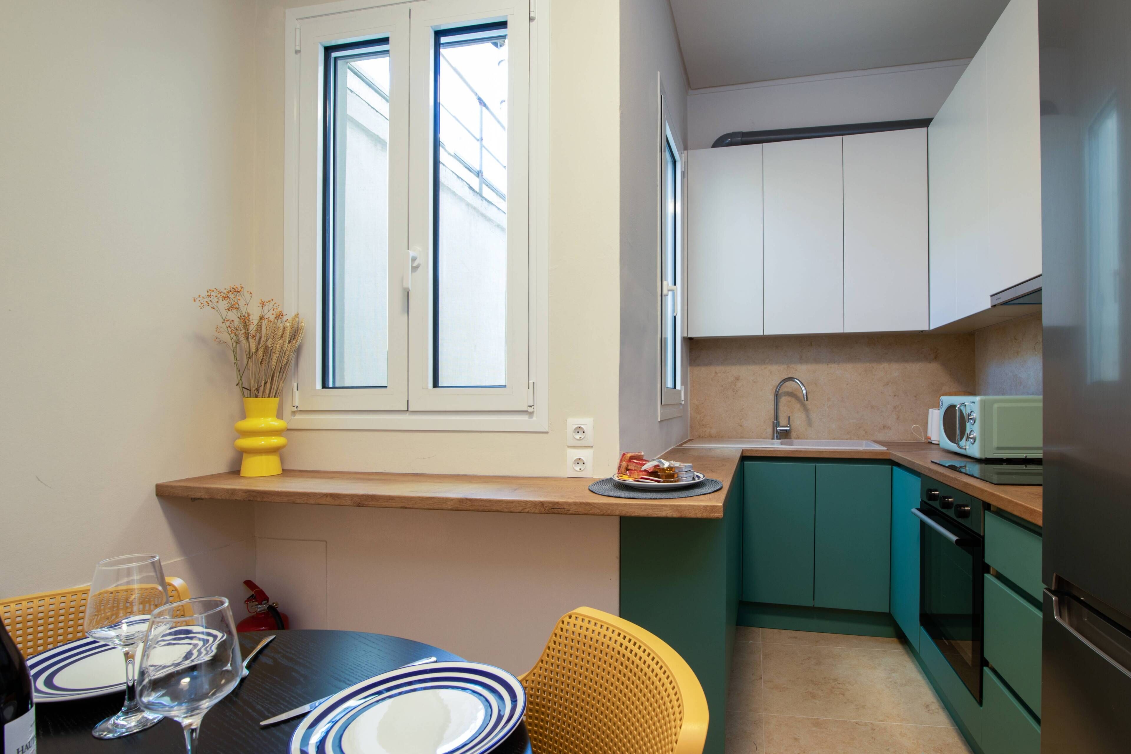 Deluxe Apartment | Private kitchen | Coffee/tea maker, electric kettle, toaster
