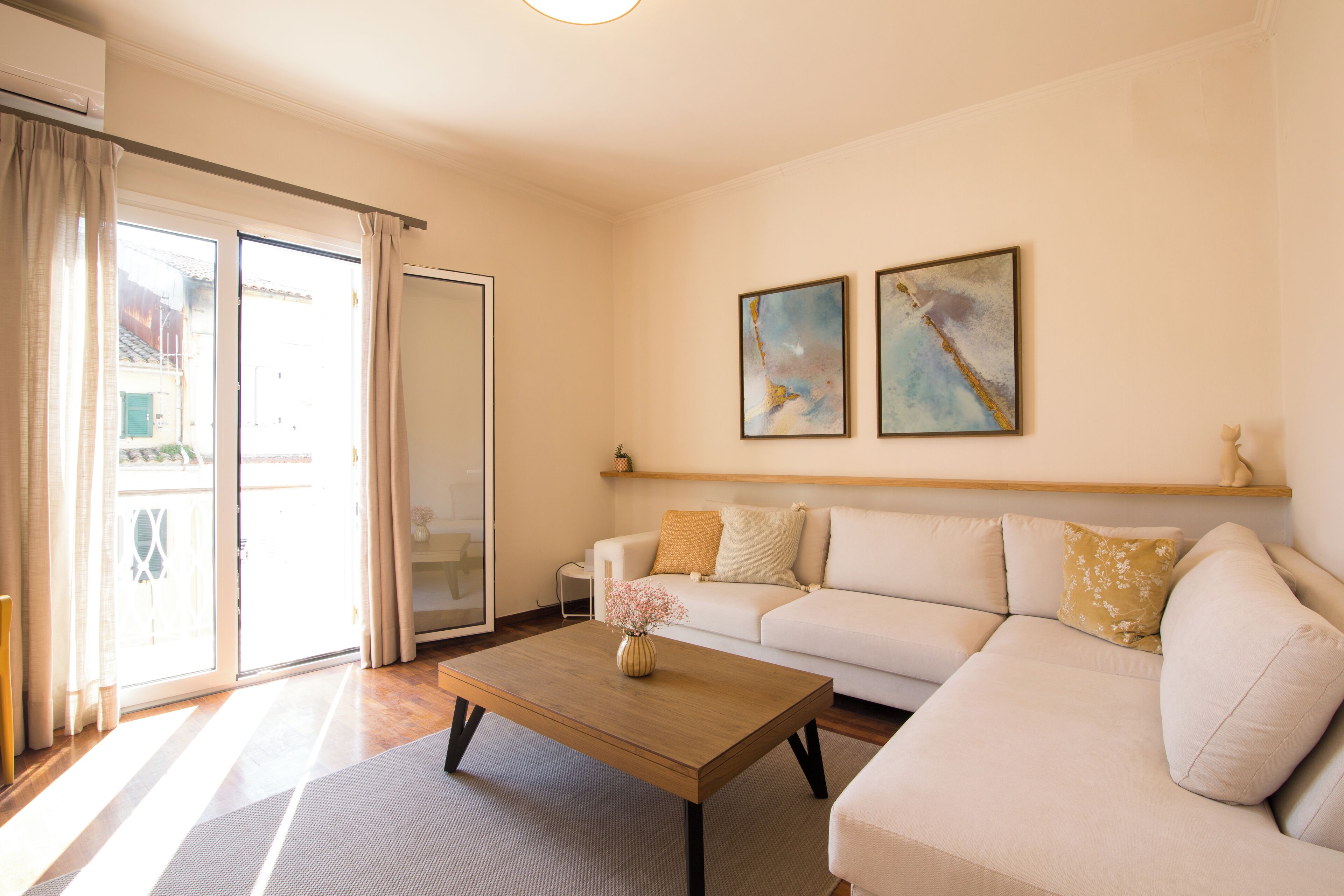 デラックス アパートメント | リビング エリア | 32 インチのスマートテレビ (衛星放送視聴可)、テレビ