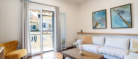 Apartemen Deluks | Area keluarga | Smart TV 32-inci dengan saluran TV satelit dan TV
