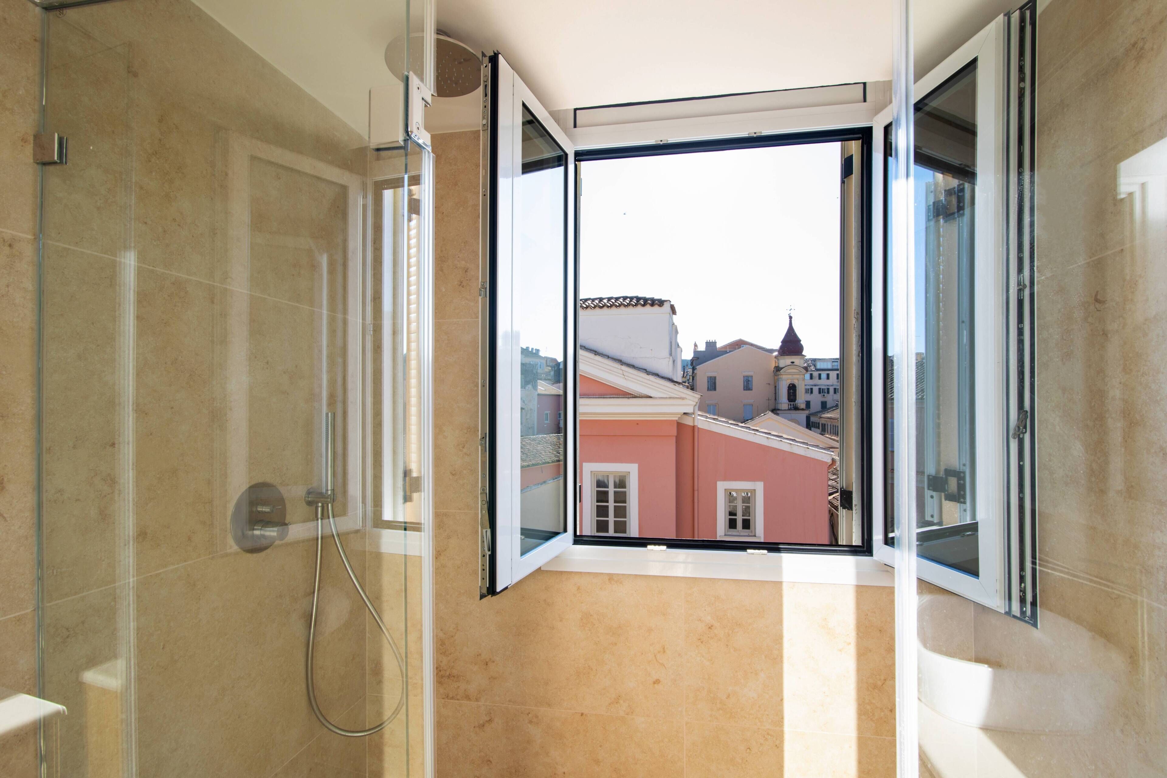 Deluxe-Apartment | Badezimmer | Dusche, Handtücher, Seife, Shampoo