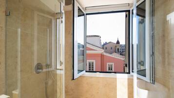 Deluxe Apartment | Bathroom | Shower, towels, soap, shampoo