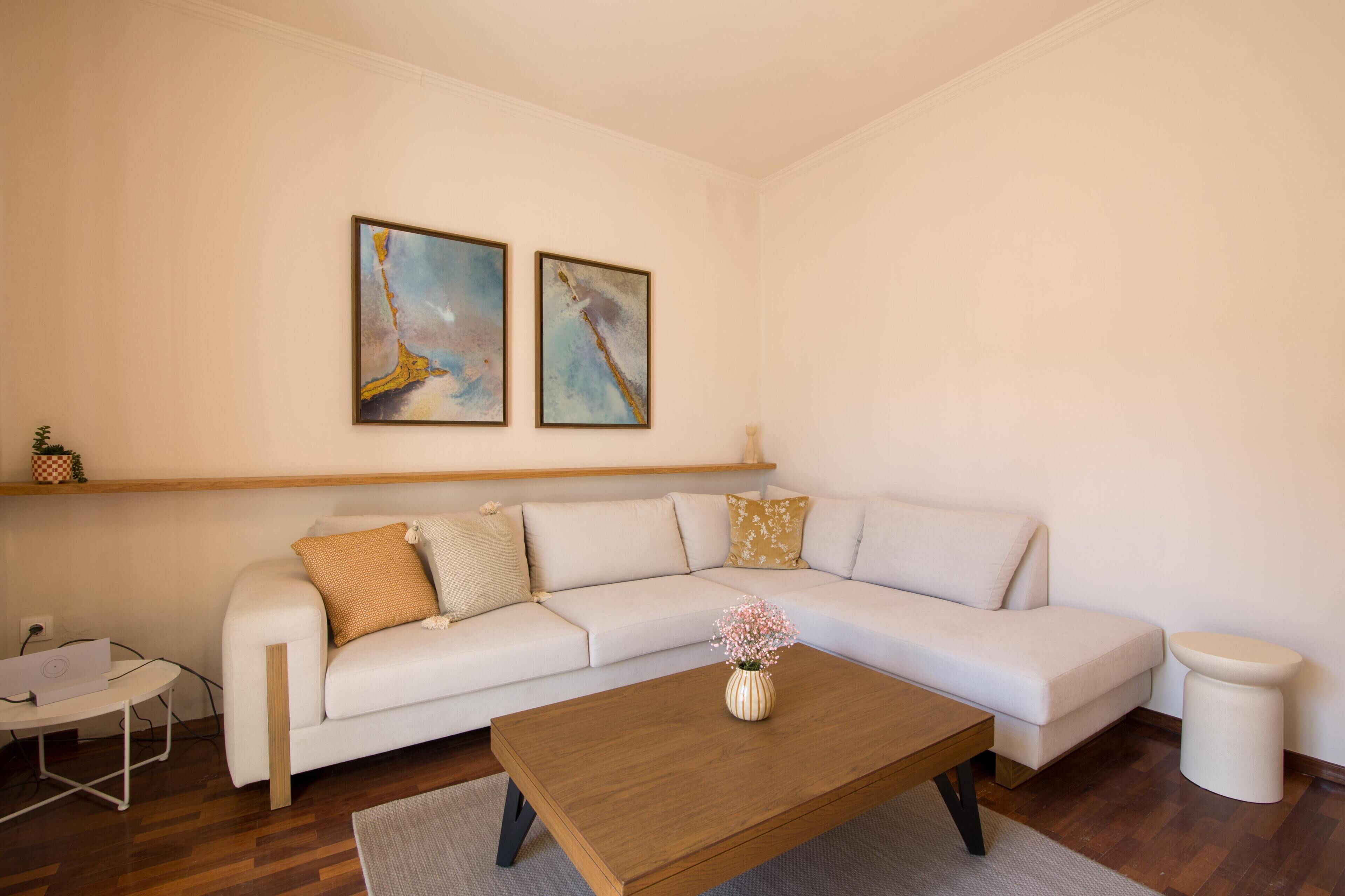Apartamento luxo | Área de estar | Smart TV 32 polegadas com canais via satélite, TV