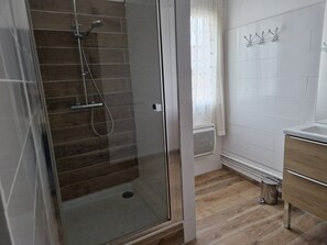 Douche, sèche-cheveux, serviettes fournies, papier toilette
