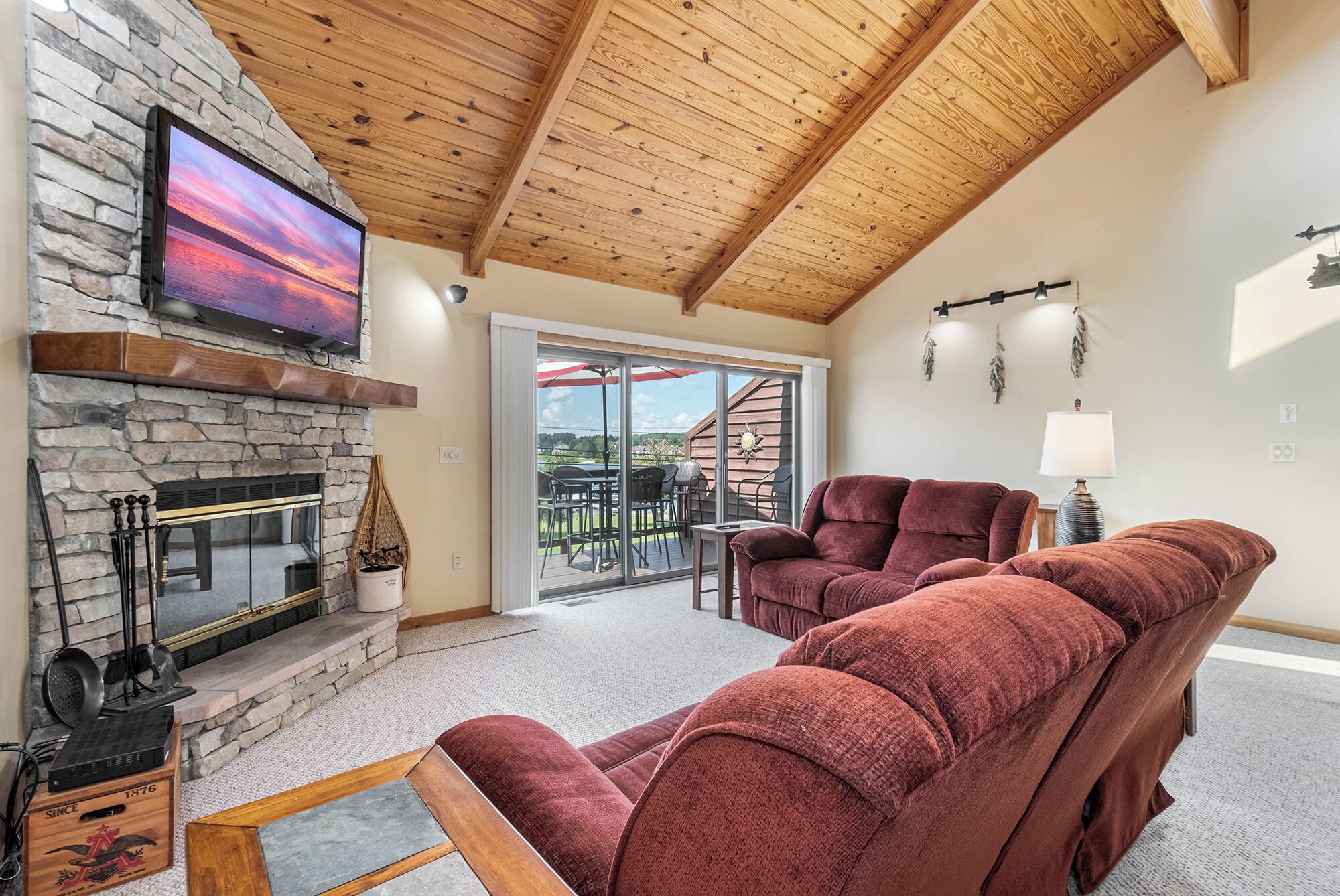 Studio (3 Bedrooms) | Wohnbereich | 42-Zoll-Flachbildfernseher mit Digitalempfang, Kamin