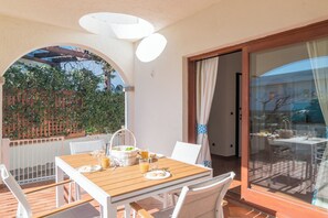 Outdoor dining - Celeste House With Pool (Olbia)