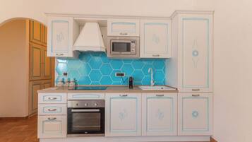 Lemari es, microwave, oven, dan kompor