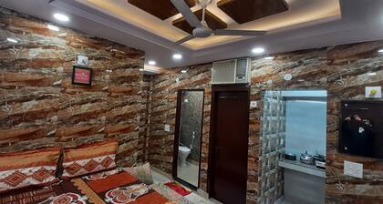 Luxury Flat in Foreigner Areof Lajpat Nagar With Fully Equipped Kitch