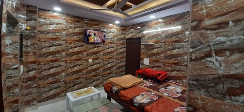 Luxury Flat in Foreigner Areof Lajpat Nagar With Fully Equipped Kitch