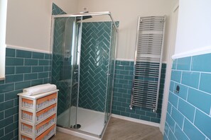Ferienhaus, 2 Schlafzimmer, Balkon, Gartenblick | Badezimmerausstattung