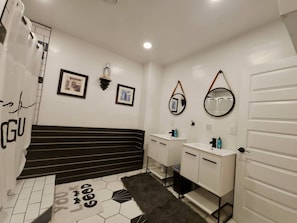 Apartment, 3 Bedrooms, Balcony, Garden View | Bathroom