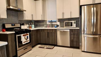 Apartment, 3 Bedrooms, Balcony, Garden View | Interior