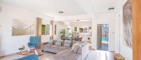 Villa, 4 Schlafzimmer, eigener Pool, Gartenblick | Innenbereich