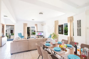 Villa, 4 Bedrooms, Private Pool, Garden View | Dining