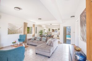Villa, 4 Bedrooms, Private Pool, Garden View | Living area