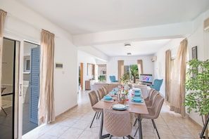 Villa, 4 Bedrooms, Private Pool, Garden View | Dining