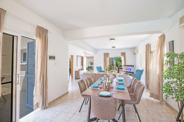 Villa, 4 Bedrooms, Private Pool, Garden View | Dining